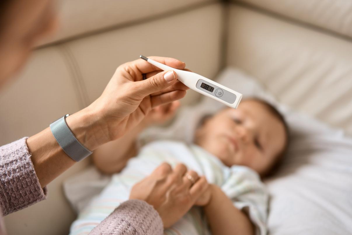 Mãe medindo temperatura de criança